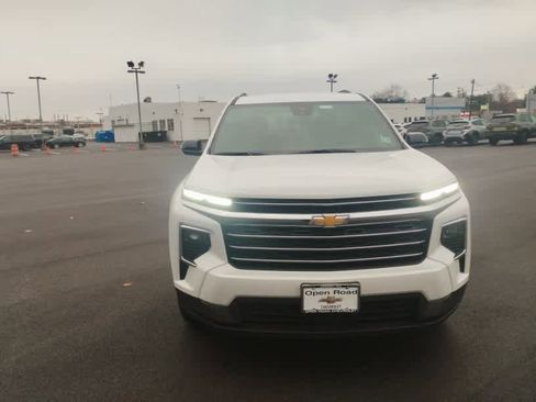 Used 2026 Chevrolet Traverse LT image 6