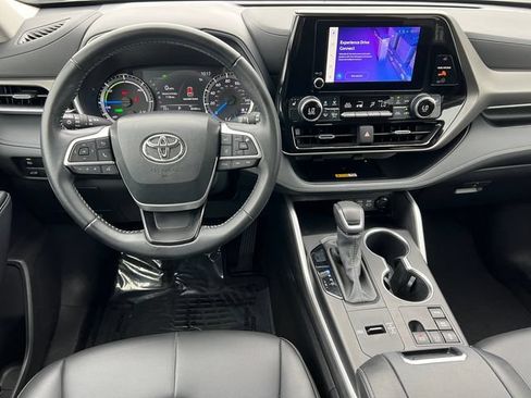 Used 2023 Toyota Highlander XLE AWD/4WD image 3