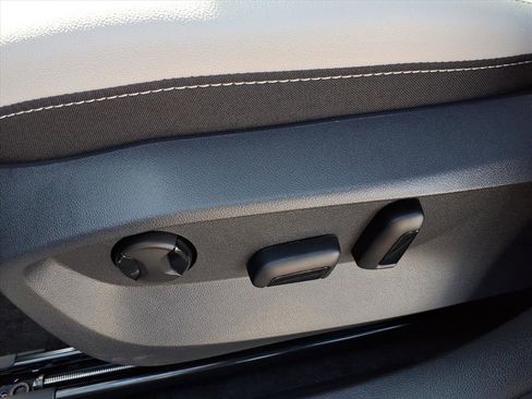 New 2026 Volkswagen Taos SE image 13