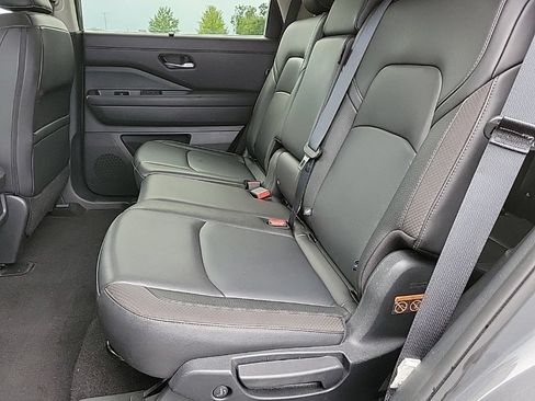 Used 2025 Nissan Pathfinder SL AWD/4WD image 13