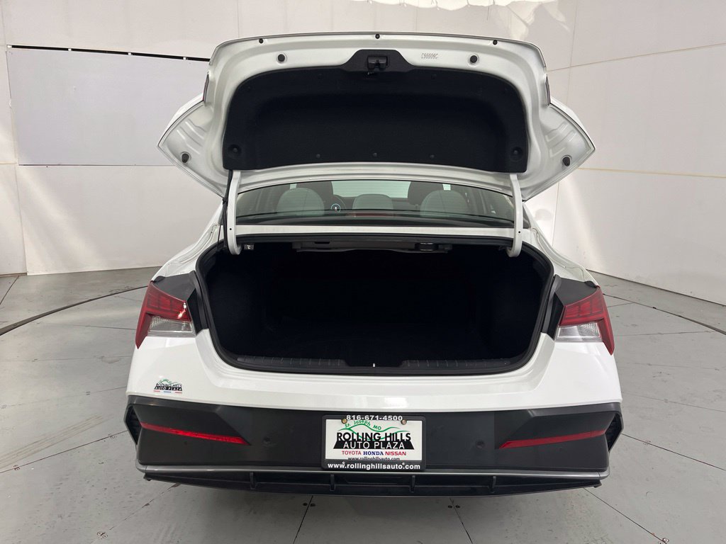 Used 2024 Hyundai Elantra Limited FWD image 13