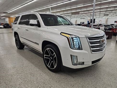 Used 2019 Cadillac Escalade Platinum image 3