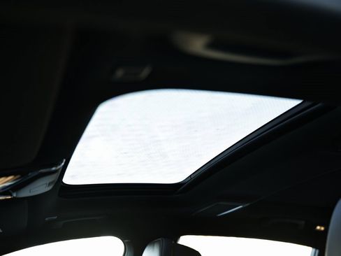 Used 2022 BMW 750i xDrive w/ Luxury Rear Seating Package image 15