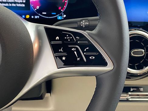 Used 2026 Mercedes-Benz GLB 250 4MATIC image 15