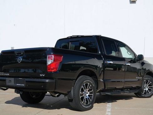 Used 2021 Nissan Titan SV w/ SV Convenience Package RWD image 3