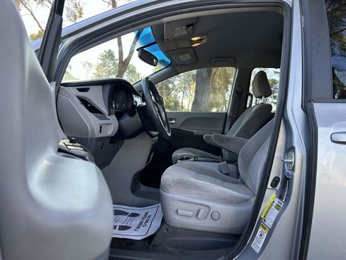 Used 2015 Toyota Sienna LE image 14