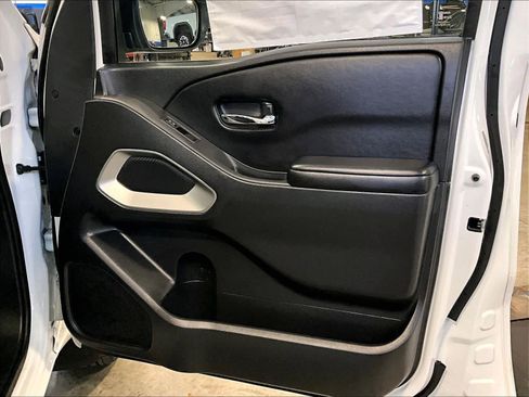 Used 2025 Nissan Frontier SV image 12