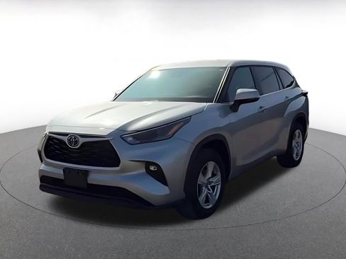 Used 2025 Toyota Highlander LE image 7