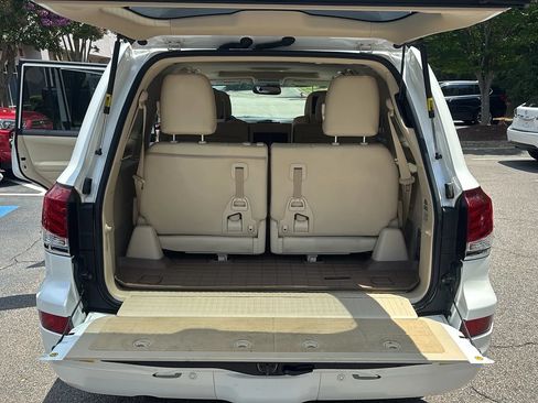 Used 2013 Lexus LX 570 4WD w/ Luxury Pkg image 23