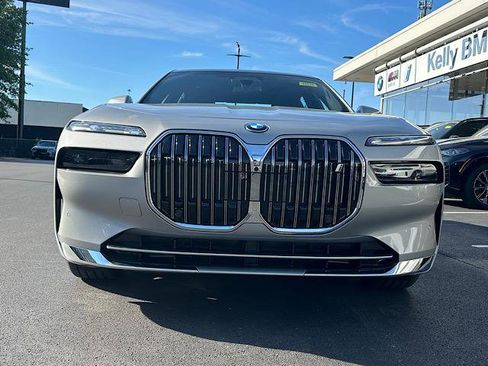New 2026 BMW i7 xDrive60 w/ Executive Package image 2
