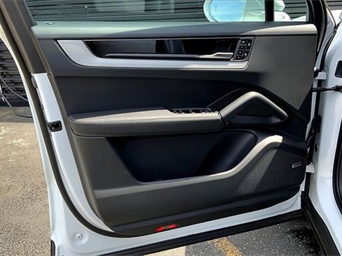 Used 2025 Porsche Cayenne image 22