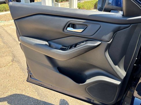 Used 2025 Nissan Rogue SV FWD image 18