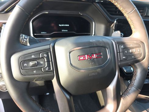 Used 2025 GMC Sierra 1500 AT4 w/ Technology Package AWD/4WD image 8