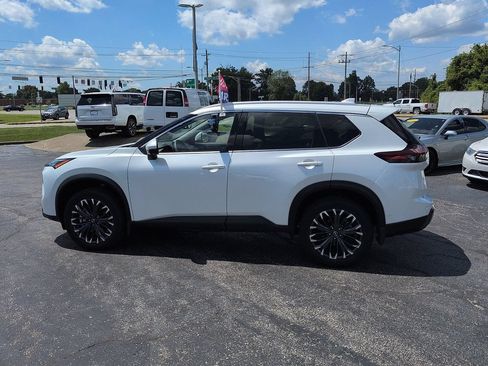 Used 2025 Nissan Rogue SL w/ Tech Package FWD image 4