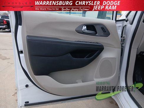Used 2023 Chrysler Pacifica Touring-L image 12