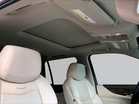 Used 2018 Cadillac Escalade Luxury AWD/4WD image 14