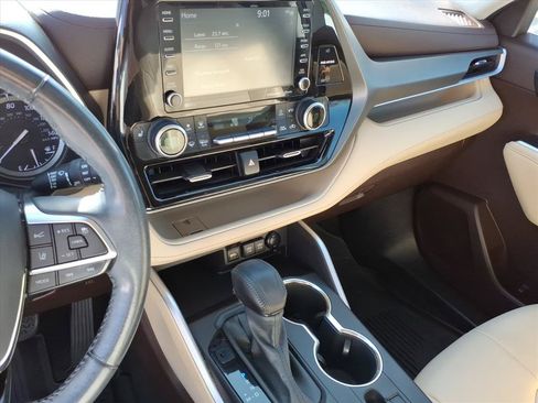 Used 2021 Toyota Highlander XLE AWD/4WD image 35