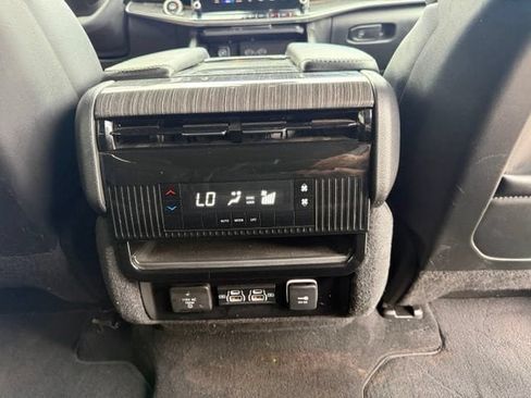 Used 2022 Jeep Wagoneer Series II AWD/4WD image 16