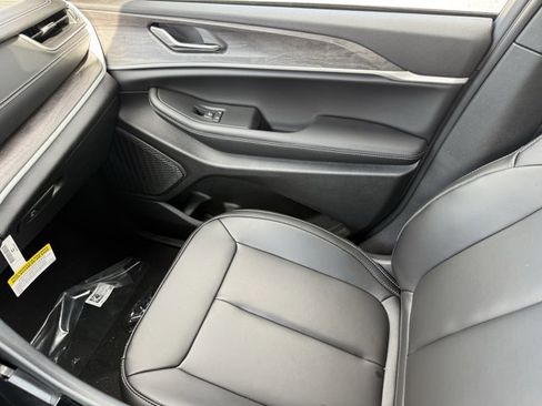 New 2025 Jeep Grand Cherokee Limited w/ Black Appearance Package image 10