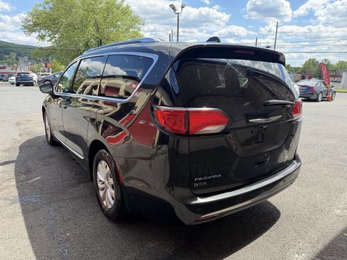 Used 2018 Chrysler Pacifica Touring-L FWD image 4