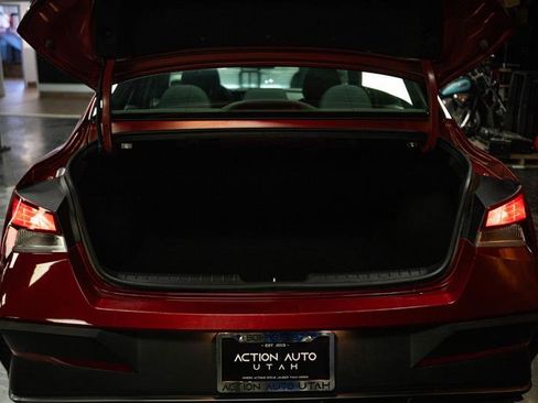 Used 2024 Hyundai Elantra SE image 7