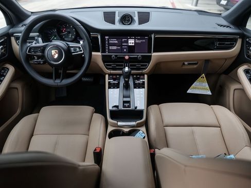 Certified 2025 Porsche Macan AWD/4WD image 33