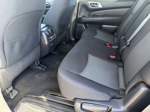 Used 2020 Nissan Pathfinder SV image 18