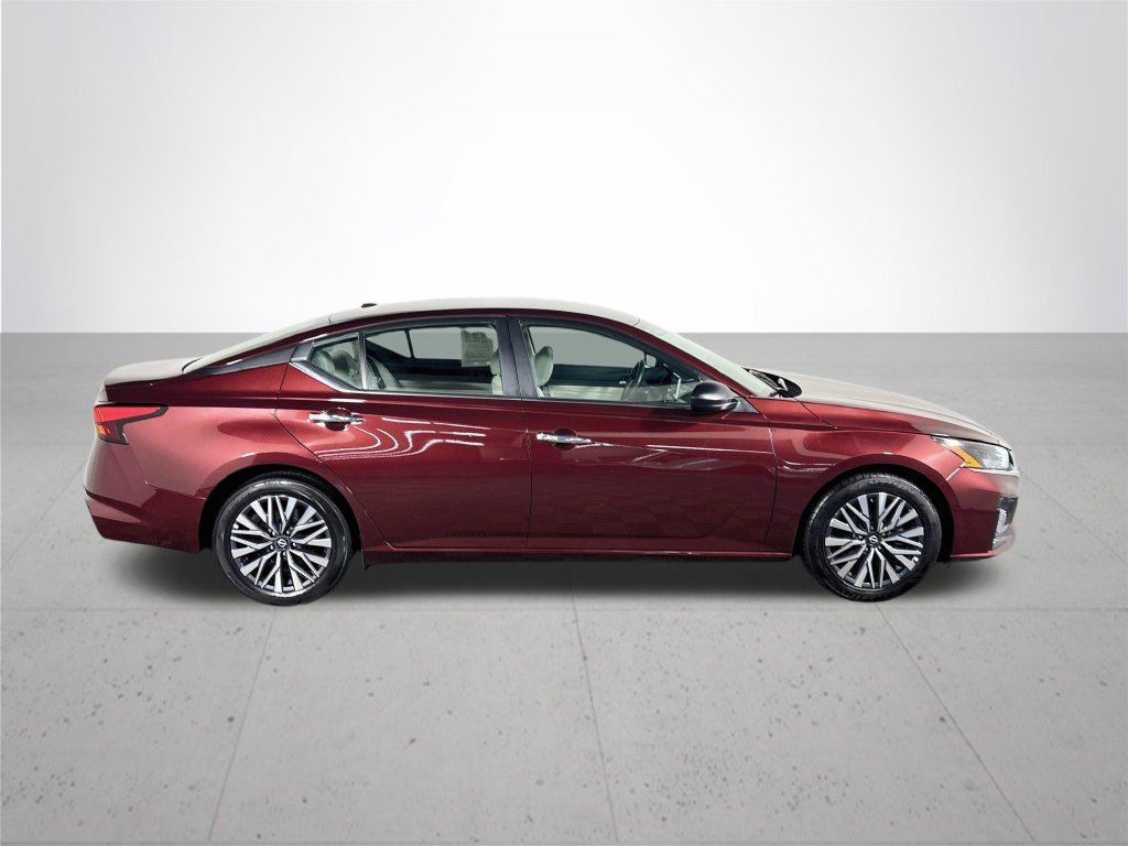 Used 2025 Nissan Altima 2.5 SV FWD image 5