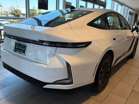 New 2026 Lexus ES 350e FWD image 2