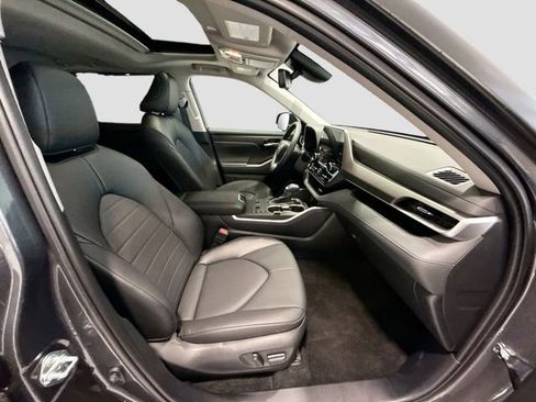 Used 2025 Toyota Highlander XLE image 24