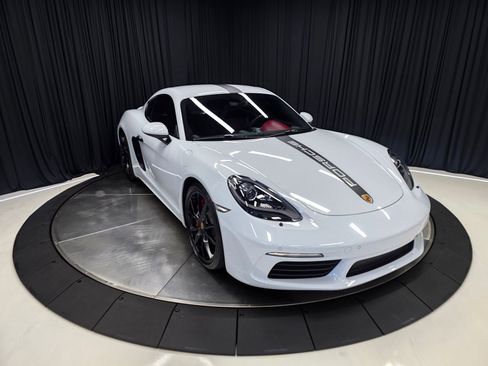 Used 2017 Porsche 718 Cayman RWD image 6