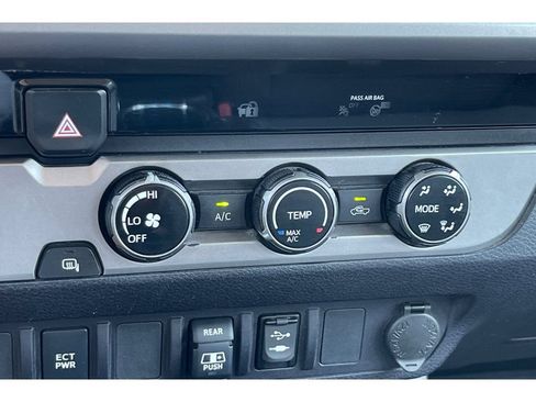 Used 2018 Toyota Tacoma SR5 RWD image 27