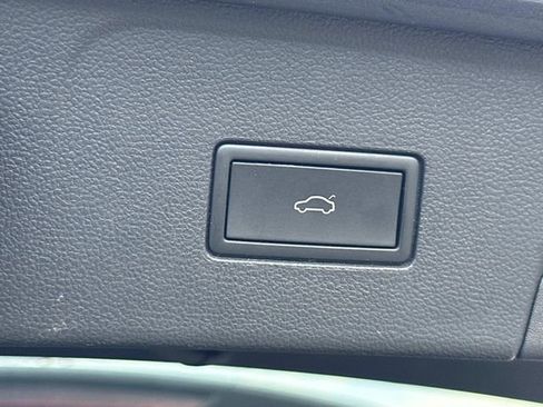 Used 2025 Volkswagen Atlas SE image 11