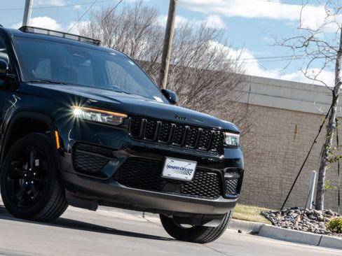 Used 2022 Jeep Grand Cherokee Altitude image 5