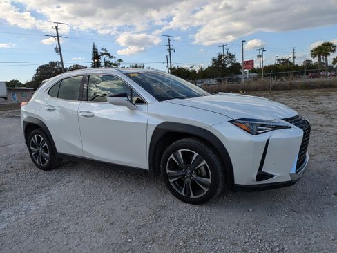 Used 2022 Lexus UX 200 w/ Accessory Package (Z1) image 2