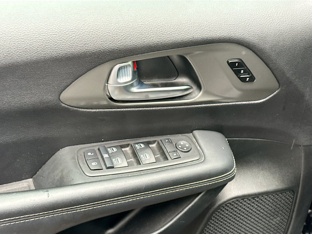 Used 2025 Chrysler Pacifica Select FWD image 19