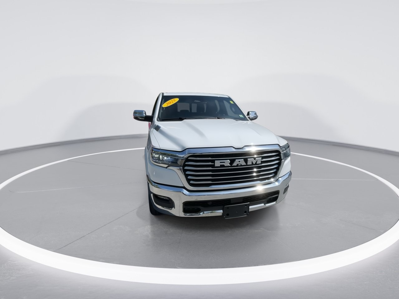 Used 2025 RAM 1500 Laramie AWD/4WD image 4