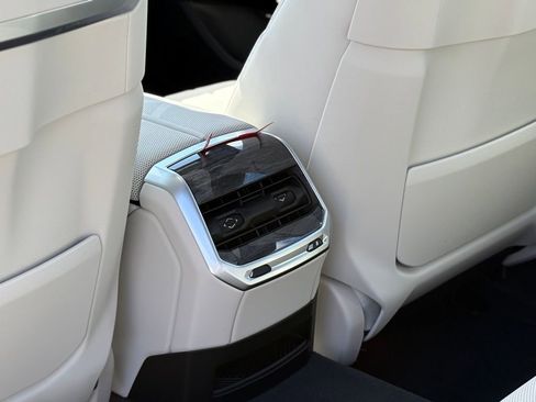 Used 2025 BMW i7 xDrive60 w/ Premium Package image 21