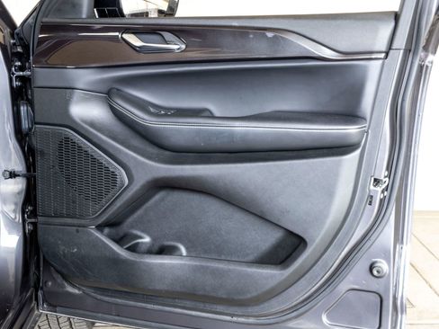 Used 2023 Jeep Grand Cherokee Altitude image 25