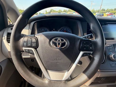 Used 2019 Toyota Sienna LE FWD image 22