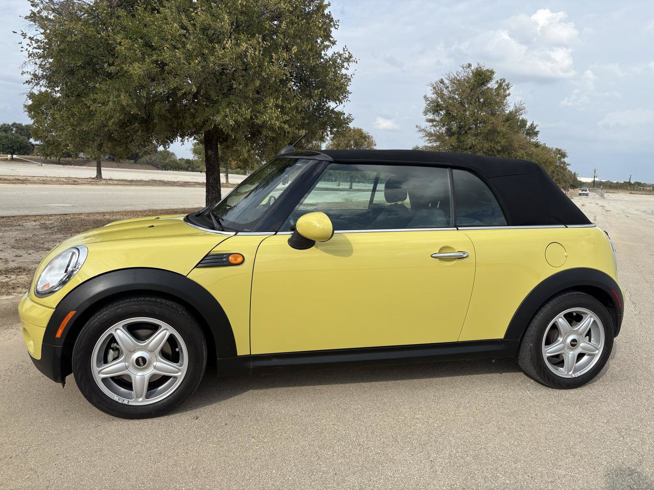 Used 2009 MINI Cooper Convertible FWD image 4