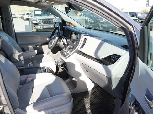 Used 2020 Toyota Sienna XLE image 22