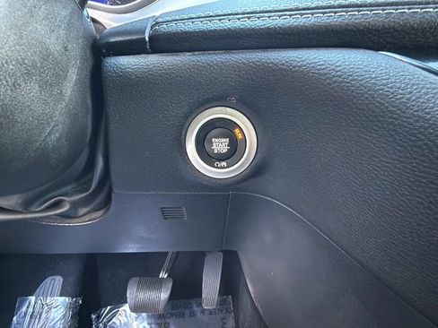 Used 2023 Chrysler Pacifica Touring FWD image 26