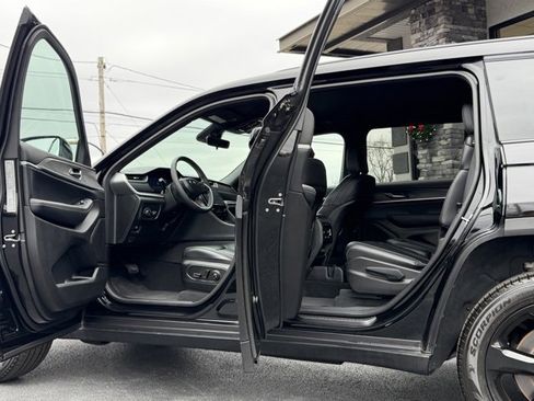 Used 2025 Jeep Grand Cherokee L Limited w/ Black Appearance Package image 17