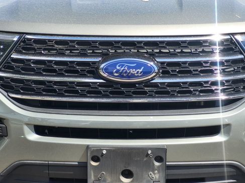 Used 2020 Ford Explorer XLT w/ Comfort Package AWD/4WD image 12