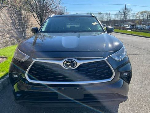 Used 2024 Toyota Highlander XLE image 2