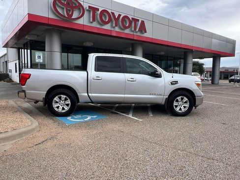 Used 2017 Nissan Titan SV image 25