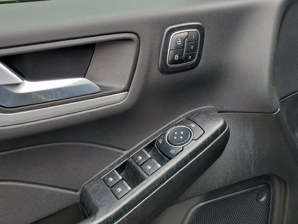 Certified 2025 Ford Escape Platinum AWD/4WD image 17