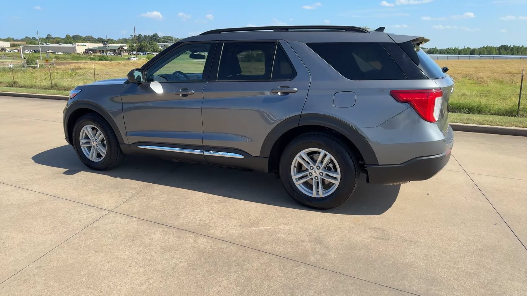 Used 2024 Ford Explorer XLT w/ Equipment Group 202A RWD image 5