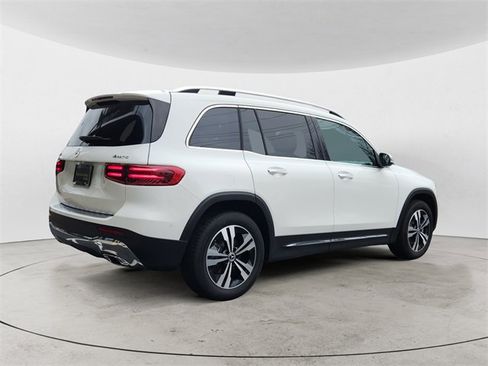Used 2025 Mercedes-Benz GLB 250 4MATIC image 5